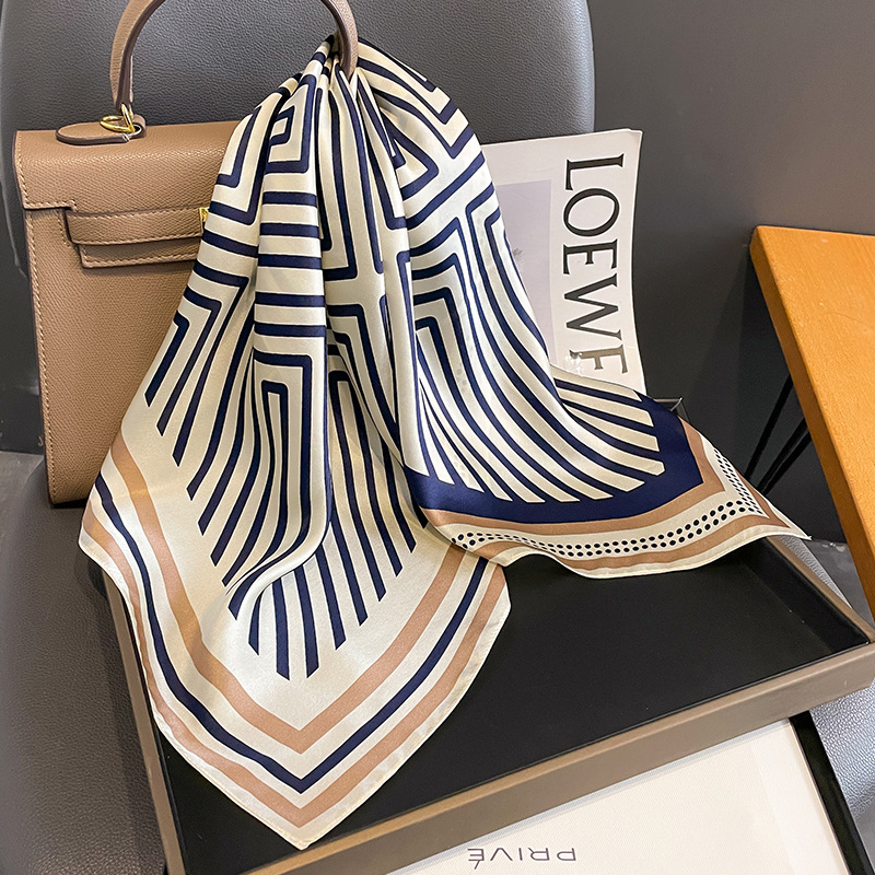 Women Accessories Brands - Pañuelo de marca de lujo para