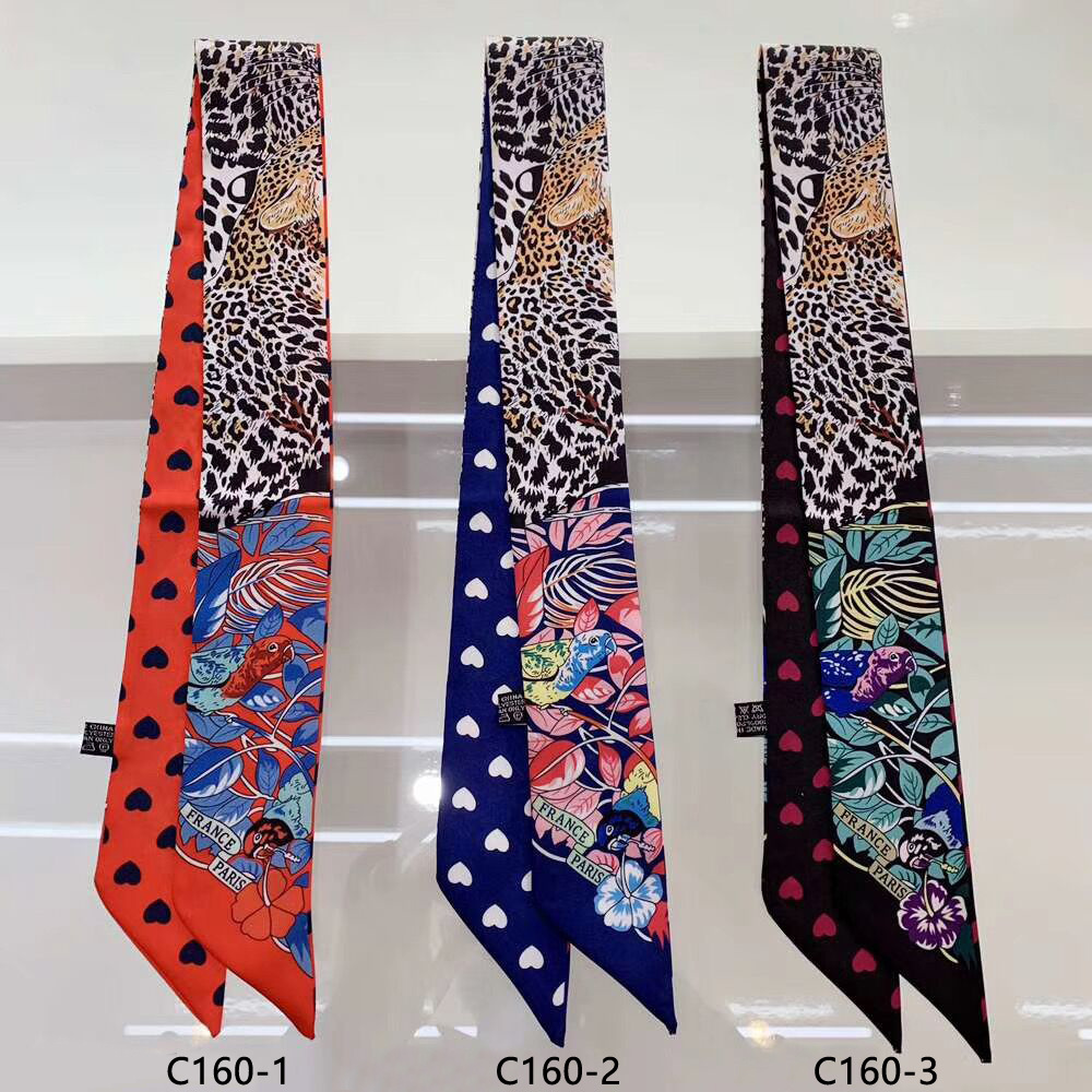 Women Accessories Brands - Bufanda de seda con forma de