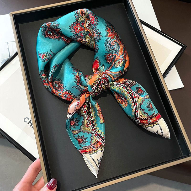 Bufanda cuadrada de seda autén - Women Accessories Brands reseña y precio