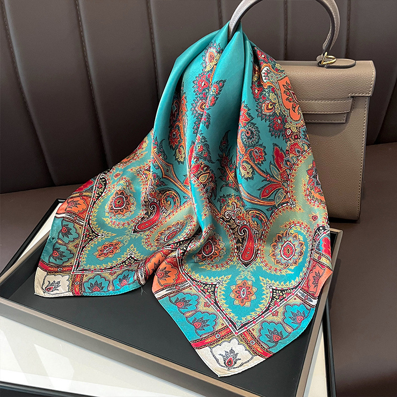 Bufanda cuadrada de seda autén - Women Accessories Brands reseña y precio