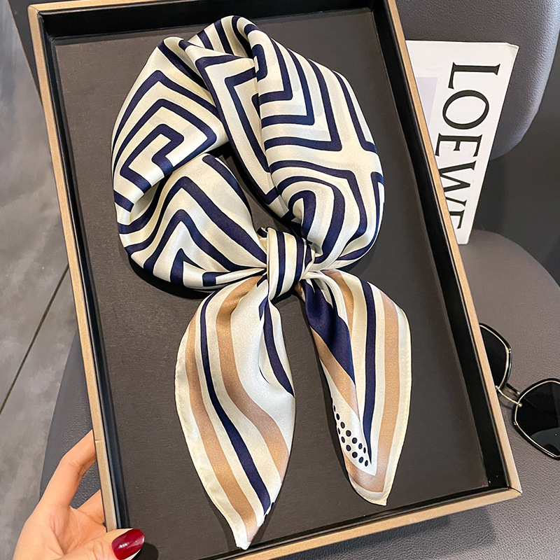 Pañuelo de marca de lujo para  - Women Accessories Brands reseña y precio