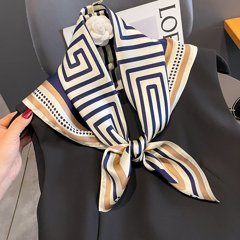 Pañuelo de marca de lujo para  - Women Accessories Brands reseña y precio